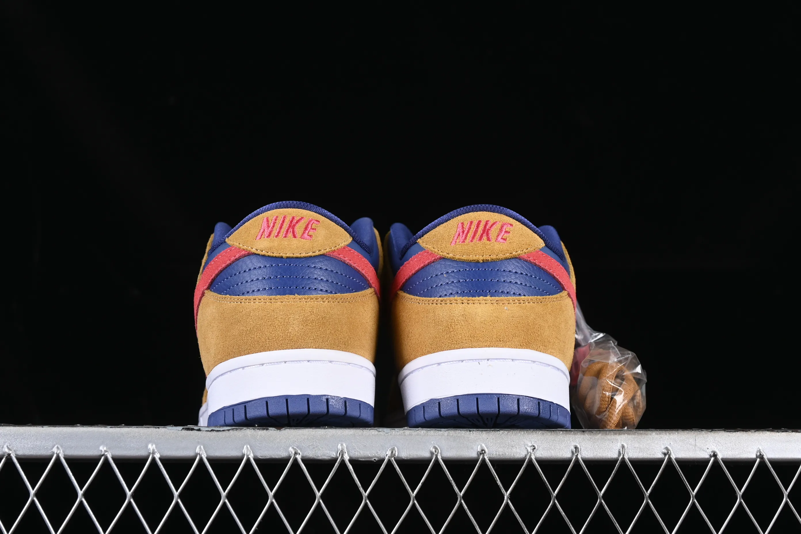 All categories Nk SB Dunk series Nk SB Dunk Low low-top sneakers Nk SB Dunk Low dark brown, white and yellow color SB smashed backboard fashion casual sneakers BQ6817-700